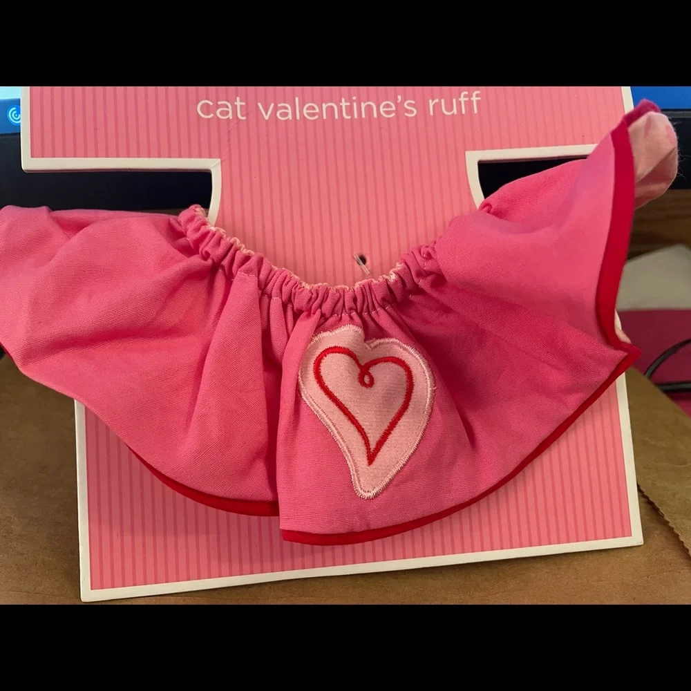 NWT Cats Valentines Heart Ruffle around the neck Velcro’s on the back
